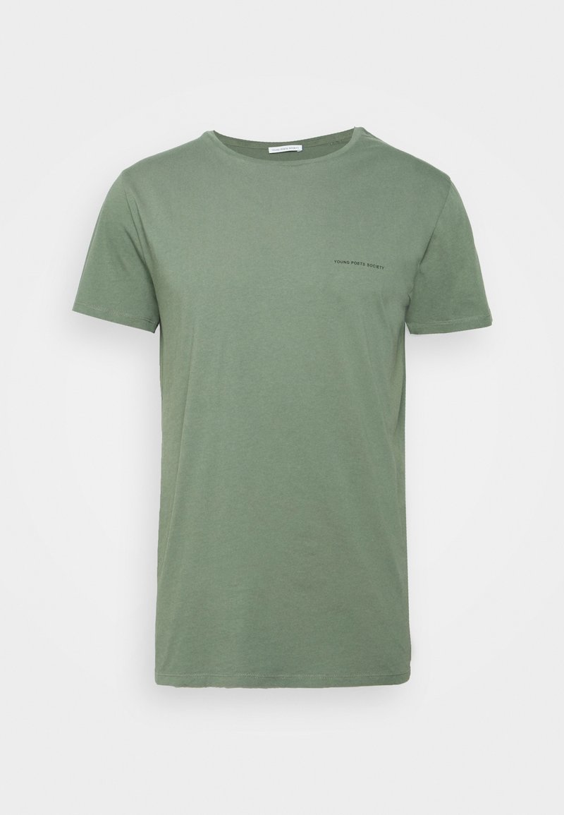 Olivově zelené bavlněné tričko s krátkými rukávy, kulatým výstřihem a malým potiskem textu "YOUNG POETS SOCIETY" na levé hrudi.
