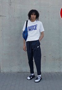 Nike Sportswear REPEAT - Cargobyxor - black/white