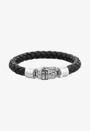 Schwarzes, geflochtenes Lederarmband mit einem silbernen Verschluss, der ein geprägtes Detail aufweist. Das Design ist rund und strukturiert und hebt die Handwerkskunst hervor.