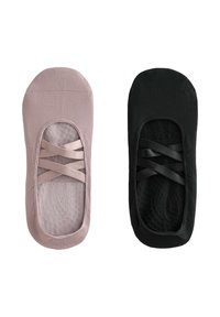 Balerini în roz deschis și negru, cu un panou din plasă transparentă și bretele încrucișate. Material moale, design cu vârf rotund, textură netedă.