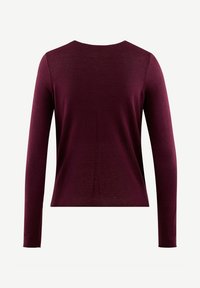 Haut à manches longues bordeaux en tissu doux, avec un col arrondi et une silhouette ajustée, présentant une texture lisse et sans embellissements visibles.