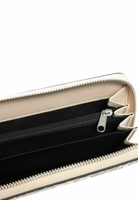 Cartera beige con cierre de cremallera, que presenta un forro interior suave, múltiples ranuras para tarjetas y un pequeño bolsillo con cremallera. Interior texturizado negro.