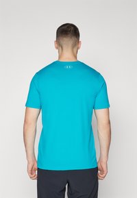 Under Armour BRAHMA BULL - T-shirts med print - circuit teal/radial turquoise/high yellow