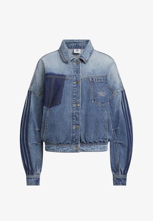 Τζιν μπουφάν σε διάφορες αποχρώσεις του μπλε με κουμπιά μπροστά, μακριά φουσκωτά μανίκια και κεντημένο λογότυπο στην τσέπη στο στήθος.