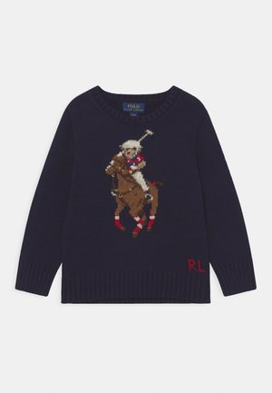 Pull marine avec un joueur de polo tricoté sur un cheval en rouge, blanc et marron, et les initiales "RL" rouges près de l'ourlet.