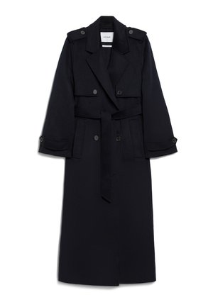 Lungo cappotto blu navy realizzato in misto lana, con chiusura doppiopetto, vita con cintura, spalline e tasche laterali.