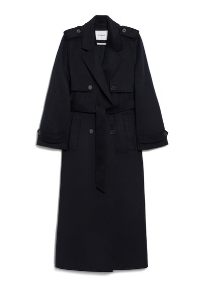 Długi, granatowy płaszcz trenczowy wykonany z mieszanki wełny, z podwójnym zapięciem z przodu, paskiem w talii, pagonami oraz kieszeniami bocznymi.