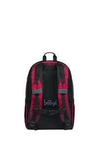 Zaino rosso e nero con un motivo testurizzato, schienale in rete imbottito, spallacci regolabili e una fibbia. Presenta un logo sul davanti.