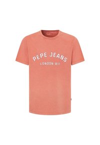 Tričko s krátkym rukávom koralovej farby z bavlny s nápisom "PEPE JEANS LONDON W11" vytlačeným bielym zakriveným písmom na prednej strane. Hladká textúra.