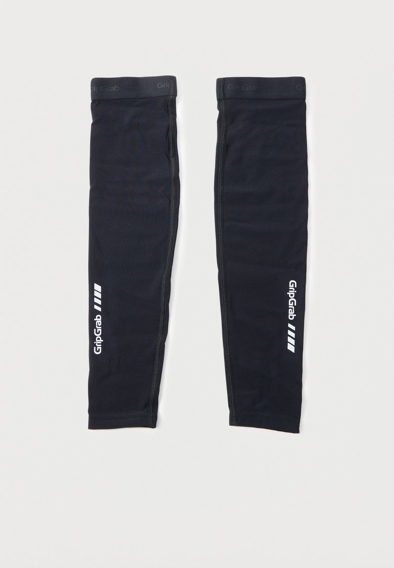 Paire de manchons noirs GripGrab avec logo blanc et trois bandes, posés à plat sur un fond gris clair.