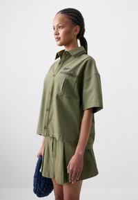 Nike Sportswear X NAOMI OSAKA SKIRT - Miniszoknya - medium olive/blackened blue
