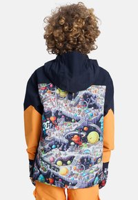 Kleurrijke, bedrukte jas met een ruimte-thema ontwerp featuring planeten, personages en complexe details. Zwart en oranje kleurenschema, met capuchon.