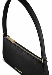 Borsa a mano in pelle nera con superficie texturizzata, caratterizzata da una cerniera dorata e dettagli in oro. Forma compatta con una sola tracolla.