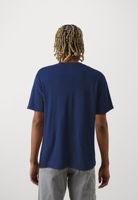 GAP LOGO FOURTH OF JULY - Marškinėliai su spaudiniu - dark indigo