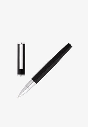 Czarny długopis z uchwytem w jodełkę i błyszczącymi chromowanymi akcentami. Posiada odczepianą zatyczkę. Okrągły czubek do pisania.