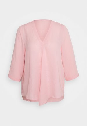 Rosa Leinenbluse mit V-Ausschnitt und Dreiviertelärmeln, mit lockerer Passform und abgerundetem Saum. Weiche Textur und minimalistische Designelemente.