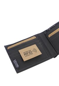 Cartera de cuero negro con múltiples ranuras para tarjetas, un bolsillo con cremallera y una tarjeta que dice "PROTECCIÓN RFID" en negrita. Textura suave, diseño minimalista.