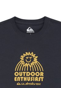 Camiseta de algodón negra con un gráfico amarillo de un sol sonriente con rayos y el texto "ENTUSIASTA DEL AIRE LIBRE" sobre el logo.