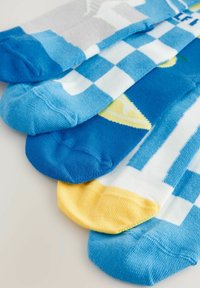 Fem par strumpor i olika nyanser av blått, med mönster som rutigt, randigt och en citron-design med en gul tå.