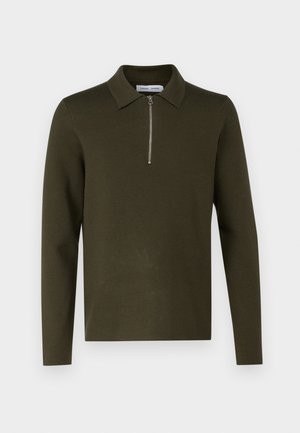 Polo de manga larga verde oscuro con un cuello plano y una cremallera de cuarto. Fabricado con un tejido suave y texturizado, con un diseño minimalista.