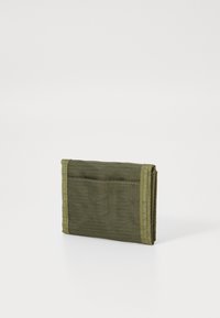 Portefeuille vert en nylon au design pliable, doté d'une poche extérieure unique et d'une couture renforcée le long des bords.