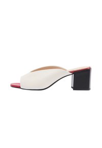 Mule alb din piele, cu vârf descoperit, având un accent roșu pe vârf și un toc bloc glossy negru. Textură netedă și un design elegant.