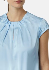 comma MIT RAFFUNG - Blouse - hellblau