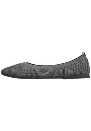 Grijze mesh ballerina met een spitse neus, gestructureerd oppervlak, flexibele zool en subtiele merkaanduiding op de hak.