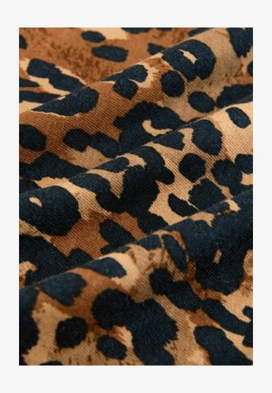 Leopardenmuster-Stoff mit einem strukturierten Muster aus dunklen Flecken auf einem beigen Hintergrund, wobei weiche, gewellte Falten im Material sichtbar sind.