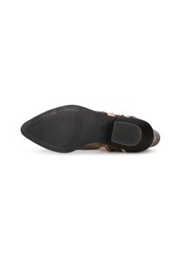 Scarpa marrone con tacco, a punta arrotondata e suola in gomma nera. Presenta una superficie liscia con una fodera morbida e dettagli di design a strisce.