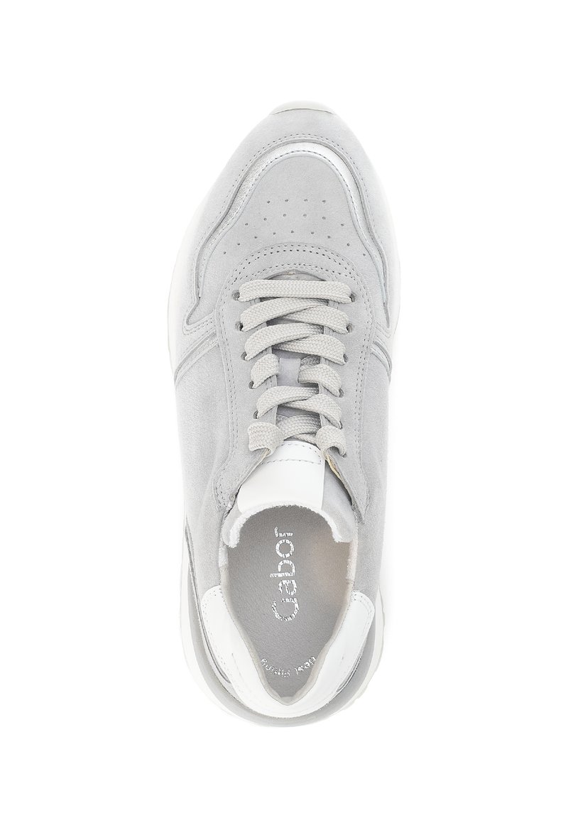 Grijze suède sneaker met geperforeerde neus, witte leren accenten, platte grijze veters en een opgevulde kraag. Gestructureerde zool en logo-detail.