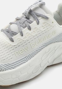 New Balance FRESH FOAM X MORE TRAIL V3 - Zapatillas de trail running - white