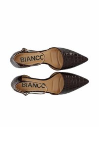 Chaussures slingback à bout pointu en verni marron foncé avec une texture crocodile. Présente une fine sangle au niveau de la cheville et une semelle intérieure rembourrée. Logo de la marque visible.