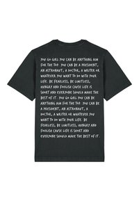 Crna pamučna majica s kratkim rukavima s bijelim tekstom na leđima. Tekst promiče osnaživanje s višestrukim afirmacijama.