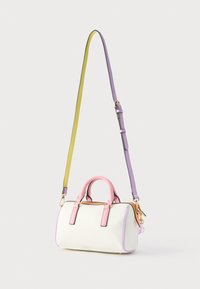 Bolso blanco texturizado con detalles en rosa, doble asa y una correa para el hombro desmontable en púrpura y amarillo. Presenta herrajes dorados y ribete contrastante.