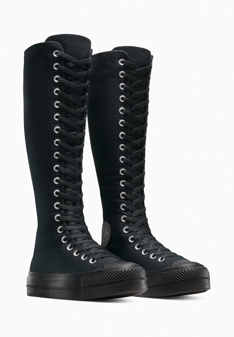 Schwarze High-Top-Sneaker mit einem Obermaterial aus Canvas, ausgestattet mit einer durchgehenden Schnürung, Gummikappe und einer strukturierten Sohle mit einem gemusterten Finish.