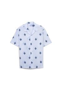Camicia a maniche corte in tessuto bianco con un motivo a diamante blu, colletto a punta, chiusura con bottoni sul davanti e vestibilità rilassata.