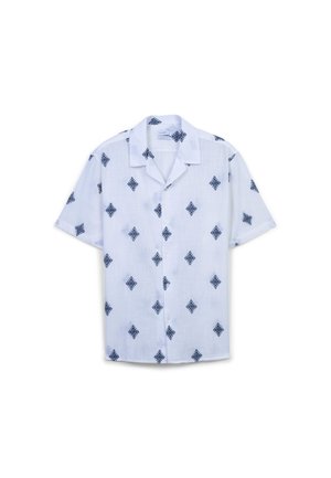 Chemise à manches courtes en tissu blanc avec un motif en losanges bleus, col à encoche, fermeture à boutons sur le devant et coupe décontractée.