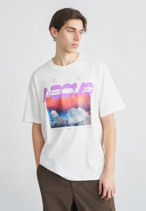 TEE FLY ABOVE - Nyomott mintás póló - white