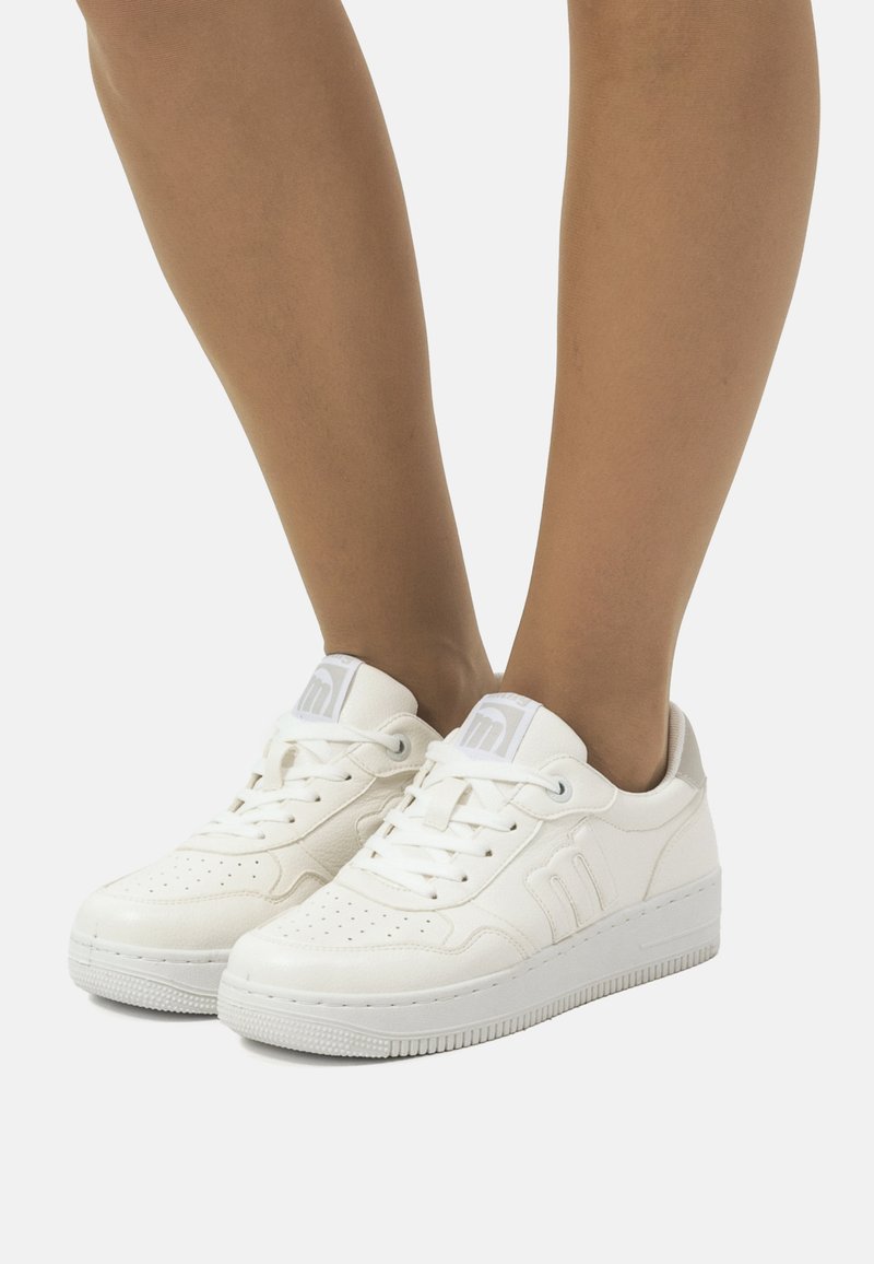 Weiße Leder-Sneaker mit perforierter Zehenpartie, gepolsterter Zunge und strukturiertem Mittelsohle. Merkmale des minimalistischen Designs und graue Akzenten an der Ferse.