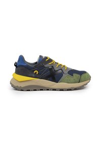 Zapatillas deportivas multicolor que presentan ante y malla en azul marino, gris, verde y amarillo. Una suela gruesa en color beige y acentos en negro completan el diseño.