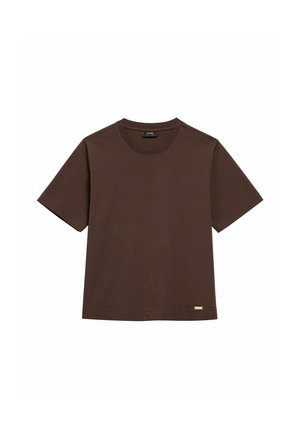 Brązowy t-shirt z krótkim rękawem i okrągłym dekoltem, z małą prostokątną metalową metką przy dolnym brzegu, na białym tle.
