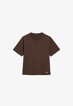 Brązowy t-shirt z krótkim rękawem i okrągłym dekoltem, z małą prostokątną metalową metką przy dolnym brzegu, na białym tle.