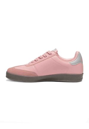 Baskets basses roses avec lacets à l'avant, bout en daim, semelle grise et détail gris au talon, vues de côté.