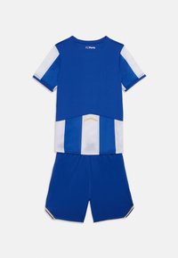 Conjunto de camisola e calções do FC Porto em azul e branco. Camisola de manga curta com detalhes contrastantes nas mangas, apresentando um logótipo amarelo.