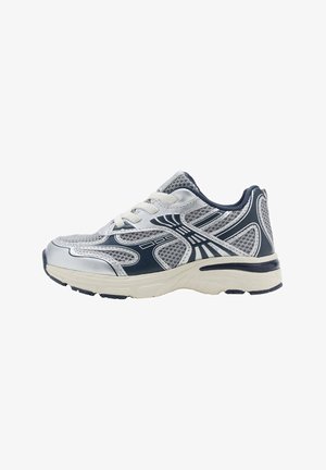 Chaussure de course grise et marine avec côtés en mesh, lacets blancs et semelle beige épaisse, montrée de côté extérieur sur fond blanc.