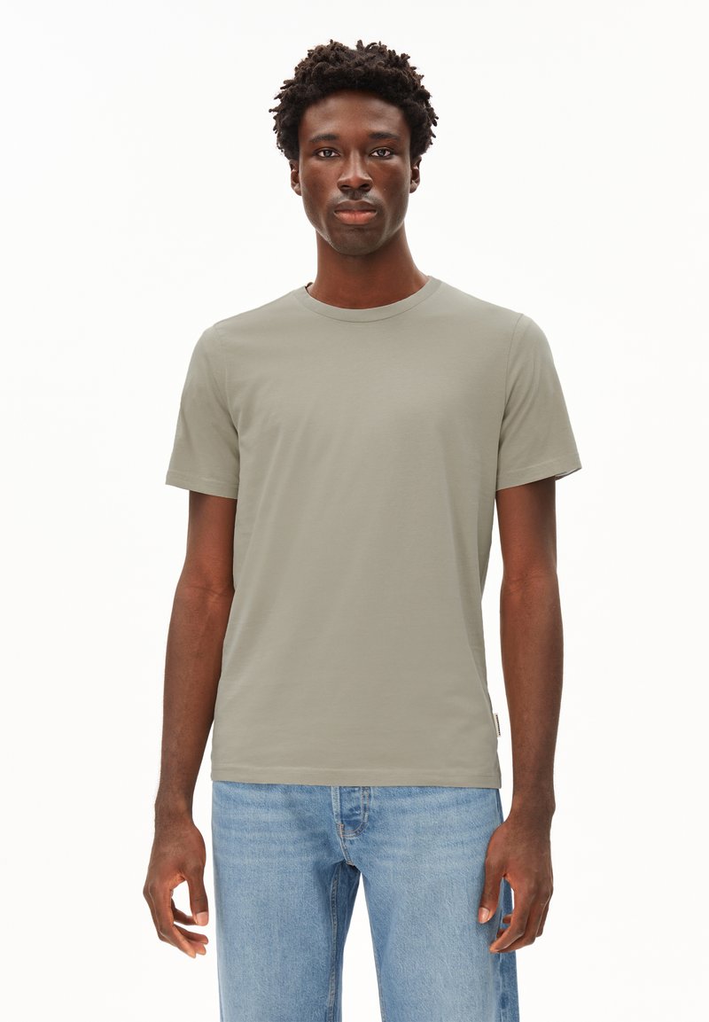 Short-sleeve, crew-neck t-shirt in light grey fabric, designed with a regular fit and minimal seam details. Worn with blue jeans.