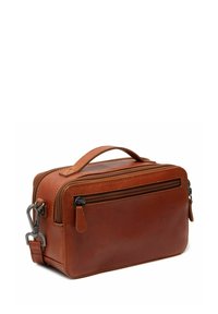 Bolso de cuero marrón de forma rectangular, con compartimentos con cremallera, un mango superior y acentos de hardware metálico. Textura suave, diseño minimalista.