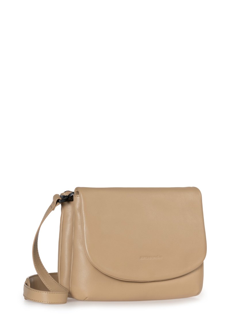 Beige Leder Umhängetasche mit einer runden Klappe, verstellbarem Tragegurt und glatter Textur. Dezentes, geprägtes Branding auf der Vorderseite.