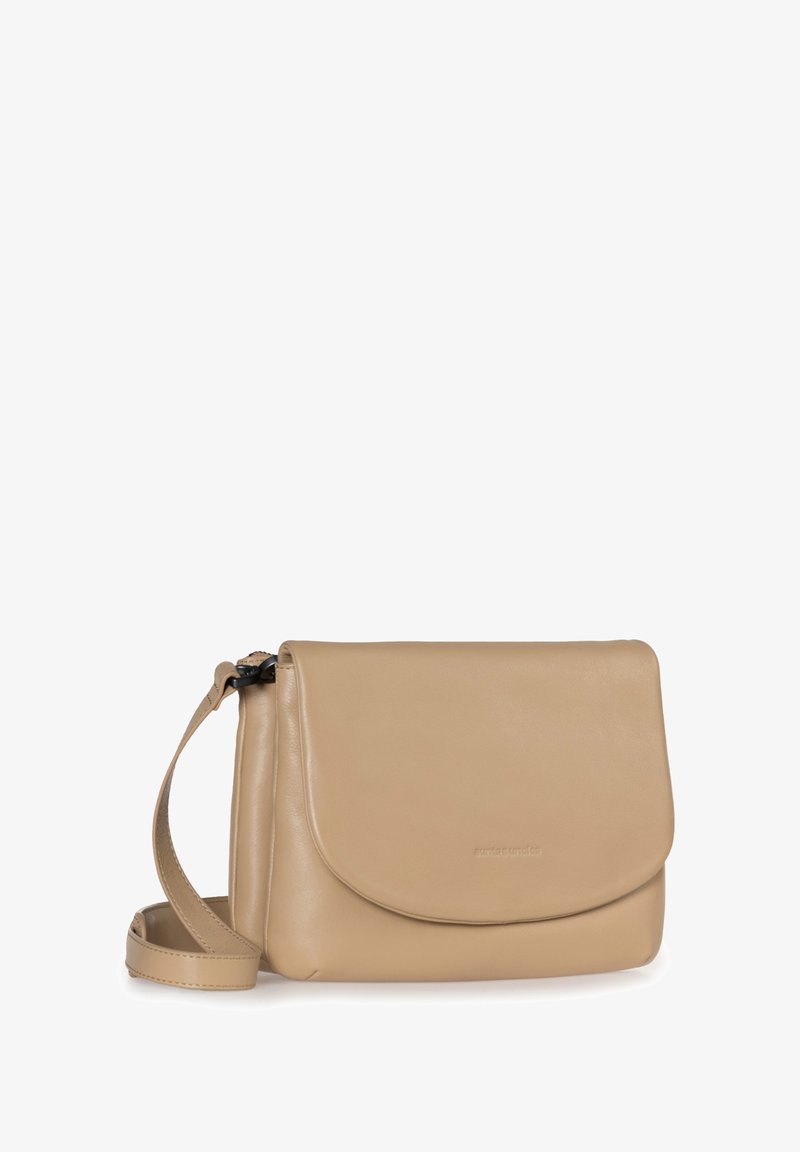 Beige Leder Umhängetasche mit einer runden Klappe, verstellbarem Tragegurt und glatter Textur. Dezentes, geprägtes Branding auf der Vorderseite.